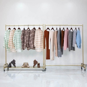 ราวแขวนเสื้อโค้ทแบบเคลื่อนย้ายได้สีดำสำหรับร้านขายเสื้อผ้า - Product Image 2