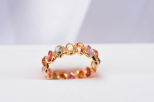 Anillo con Bisel de Zafiro Multicolor Natural en Oro Amarillo Sólido de 18K – Banda de Piedras Preciosas Redondas Ombré, Piedra de Nacimiento de Septiembre - Product Image 4