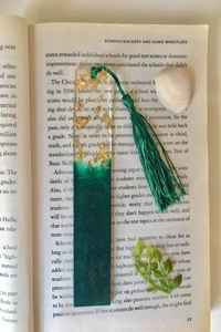 Marcapáginas de Madera con Flores Prensadas Hechas a Mano, con Brillo Dorado, Personalizables para Estudiantes - Product Image 5