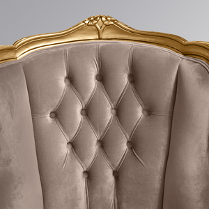 Sillón Versailles Gold Wing hecho de madera de caoba con tapicería de terciopelo cepillado color arena glamuroso para uso en sala de estar. - Product Image 4