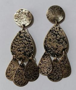 Boucles d'oreilles en laiton martelé antique – Boucles d'oreilles goutte d'eau multi-niveaux, bijoux texturés or mat, style bohème vintage - Product Image 2