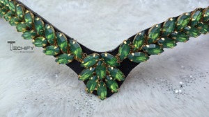 Peigne à curry à une rangée Accessoire de pointe en cuir de qualité supérieure avec cristal clair et design courbe en V finition dorée Meilleures offres - Product Image 5