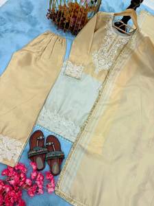 Conjunto de Salwar Kameez de Tres Piezas de Seda Banarasi de Doble Tono con Bordado y Lentejuelas, Hecho a Medida, con Dupatta, para Novia - Product Image 6