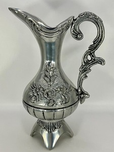 Pichet en argent de style vintage orné avec motif floral gravé et poignée courbée – Vaisselle élégante pour la décoration et l'exposition à la maison - Product Image 2
