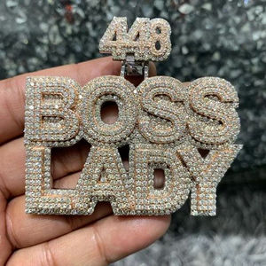 จี้ห้อยคอรูปตัวอักษรประดับคริสตัลและเพชรเทียมแบบไมโครเพฟ รุ่น Boss Lady 448 ชุบทอง สำหรับผู้หญิง สไตล์ฮิปฮอป ของขวัญเครื่องประดับ - Product Image 1