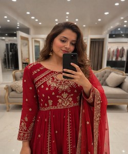 Salwar Kameez Rouge Brodé pour Femme, Coupe Ample Longue, Tenue Ethnique de Mariage Style Inde Pakistan 85553 VRINDAVAN- LC 1481 - Product Image 2