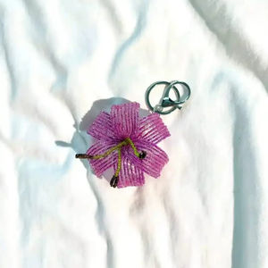 จี้ดอกไม้ประดับลูกปัดหลากสีสัน ทำด้วยมือ พร้อมตัวล็อคสีทอง |   อุปกรณ์เสริมกระเป๋า |   ของขวัญประดับลูกปัดสำหรับเธอ - Product Image 1