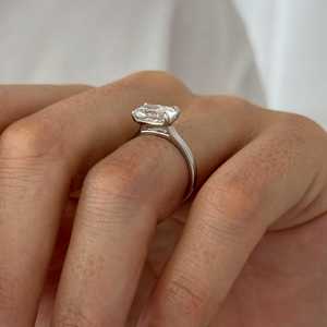 Anillo de Compromiso con Corte Alargado de 2 Quilates, Anillo Solitario de Oro Blanco de 14k con Corte Catedral, Certificado IGI - Product Image 3