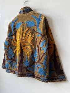 Veste d'hiver brodée Suzani pour femmes, motifs floraux et symboliques, veste courte en velours bohème pour femmes, vêtements ethniques faits à la main - Product Image 5