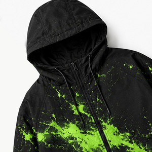 Chaqueta cortavientos negra personalizada con estampado de salpicaduras verde neón, con capucha y cremallera, ligera, estilo urbano, para unisex. - Product Image 3