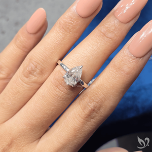 Anillo de Compromiso con Diamante Cultivado en Laboratorio, Corte Pera, 2CT, Certificado por IGI |   Anillo solitario de oro macizo de 10 quilates con halo oculto - Product Image 5