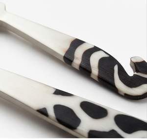 Ensemble de couverts modernes en métal avec poignées imprimées zèbre et léopard, compatibles lave-vaisselle, pour service de fête - Product Image 2