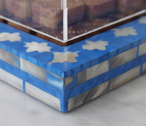 Bandeja Azul Premium con Tapa Transparente Diseñada para Servir con Lujo Chocolates, Postres y Dulces - Product Image 3