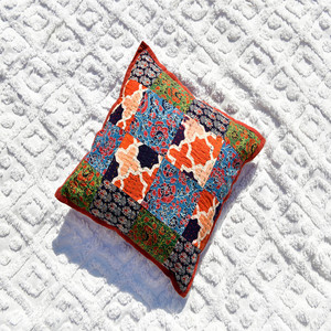 Housse de coussin carrée vintage en patchwork 100% coton faite à la main en Inde - Design tendance pour hôtel, hôpital et usage domestique - Product Image 3