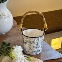 Vase en céramique vintage à motif floral avec poignée en bambou, pot à fleurs en porcelaine peint à la main, vase décoratif pour la décoration de table à la maison