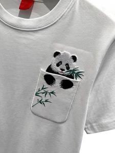 เสื้อยืดปักลายแพนด้าสำหรับผู้ชาย เสื้อยืดผ้าฝ้ายสีดำน่ารักพร้อมกระเป๋าลายแพนด้าและลายไม้ไผ่ เสื้อสตรีทแวร์ลำลองสำหรับฤดูร้อน - Product Image 4