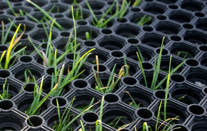 Tapis en caoutchouc creux pour la protection de l'herbe et le drainage, idéal pour les parkings extérieurs, les allées et les sols antidérapants - Product Image 1