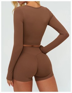 Conjunto Deportivo de Compresión Elástico y Suave para Mujer, Venta al Por Mayor Personalizada, Shorts de Corte en V de Secado Rápido y Sujetador Deportivo con Hebilla Ajustable - Product Image 3