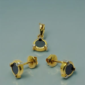 Ensemble de boucles d'oreilles et pendentif classiques plaqués or 22 carats avec pierre noire, forme cœur, bijoux de créateur pour femmes, à porter au quotidien et pour les soirées - Product Image 3