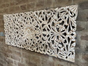Grande décoration murale en bois massif blanc vieilli, sculptée à la main avec motifs floraux et paysagers, pour l'arrière des canapés-lits et le salon - Product Image 5