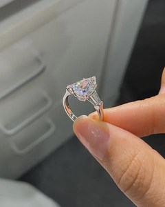 Bague Élégante en Argent 925 avec Moissanite Scintillante Taille Poire 3 Carats et Trois Pierres Latérales Baguette – Cadeau Surprise pour Amies - Product Image 3