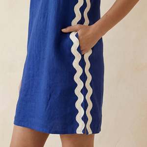 Robe courte en coton bleu à rayures ondulées pour femmes, avec tissu léger, style moderne, coupe confortable pour un usage quotidien - Product Image 5