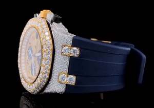 Montre chronographe de luxe sertie de moissanite, lunette dorée, pierres rondes pavées, bracelet en caoutchouc bleu - Product Image 2