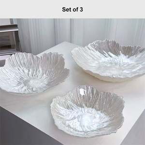 Bols décoratifs en métal motif tournesol argenté, infusés d'une élégance botanique et d'une texture complexe, avec un détail croisé soigné et élaboré. - Product Image 5