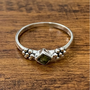 Unisex Vintage <b>Peridot</b> Gemstone <b>Ring</b> in 925 Silver Square Shape Lightweight for Everyday Wear - Product Image 3
