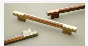 Rampe d'escalier élégante en acier inoxydable pour cabine d'ascenseur, fabrication sur mesure, support universel pour ascenseur, intérieur d'hôtel moderne, architecture. - Product Image 2