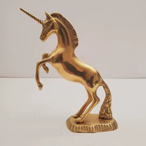 Sculpture contemporaine en laiton représentant un licorne, ornement décoratif pour appartement de luxe et utilisation créative en exposition. - Product Image 1