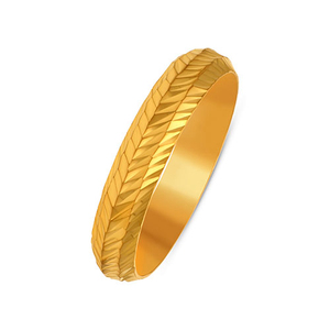 Bague de créateur de luxe finition or avec texture inspirée des feuilles répétées et surface à motifs détaillés - Product Image 1