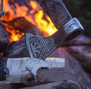 Hache Viking artisanale en acier inoxydable gravé sur mesure avec manche en bois sculpté, pour la survie et le camping, haches forgées à la main de qualité supérieure OEM - Product Image 2