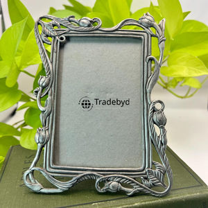 Cadre photo en métal design, décoration de table haut de gamme par Tradebyd - Product Image 1