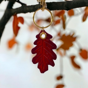 Porte-clés en cuir rouge faits à la main en forme de feuille de chêne, avec anneaux dorés et gravures de veines détaillées, pour la décoration d'automne et des fêtes - Product Image 2