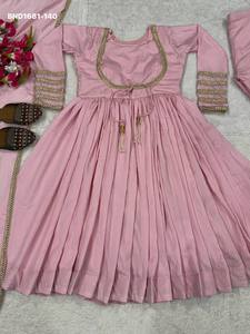 Hermoso traje Anarkali de seda Nc Vichitra con encaje dorado, listo para usar, de manga larga, conjunto de pantalón y dupatta, exportador indio. - Product Image 4