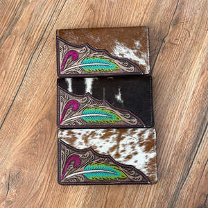 Funda de teléfono tipo billetera de cuero de vaca Vintage de diseñador de lujo con protección RFID tallada a mano y característica elegante multiuso - Product Image 2