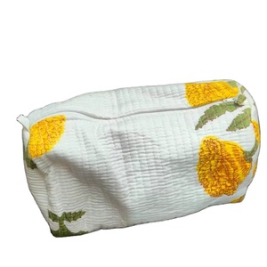 Juego de 3 Estuches de Cosméticos de Viaje de Algodón Hechos a Mano, Blancos, Acolchados, con Diseño de Frutas Indias, Cierre de Cremallera, Ecológicos y Resistentes al Agua - Product Image 1