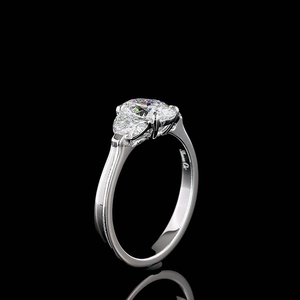 Anillo de Compromiso Clásico de Tres Piedras con Diamante Ovalado Cultivado en Laboratorio, Certificado IGI, con Diamantes Laterales de Media Luna, para Aniversario o Boda - Product Image 3
