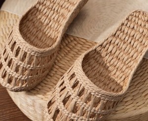 Pantuflas de Paja Tejidas a Mano: Calzado Ecológico para el Hogar - Product Image 1