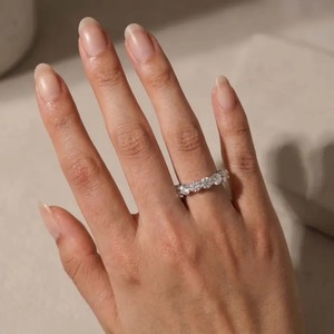 Anillo de Eternidad de Diamantes Redondos de Moissanita 925 de 5.5Ct con Aspecto Premium, Chapado en Oro sobre Plata de Ley, Apilable, para Boda, para Mujer, India - Product Image 3