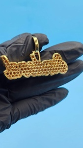 จี้เพชรโมอิสซาไนต์ VVS สลักชื่อตามสั่ง จี้ตัวอักษรสองสี เงินแท้ 925 จี้ฮิปฮอปสองชั้น ของขวัญวันเกิดสำหรับเขา - Product Image 2