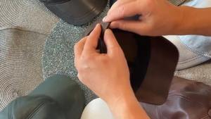 หมวกเบสบอลหนังวัวพรีเมียม ปรับขนาดได้ ปีกโค้ง รับทำโลโก้ OEM ODM หมวกสไตล์วินเทจสำหรับทุกเพศทุกวัย - Product Image 5