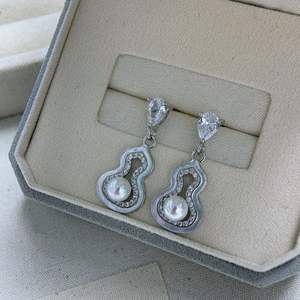 ต่างหูมุกน้ำจืดทรงหยดน้ำ ขนาด 5-6 มม. คุณภาพเยี่ยม ดีไซน์หรูหรา ทรงกลม ไร้ตำหนิ สีออโรร่า ธรรมชาติ ให้ลุคที่อ่อนโยนและสง่างาม - Product Image 2