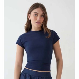 เสื้อยืดครอปท็อปสีกรมท่า แขนสั้น คอกลม ทรงเข้ารูป ผ้าถักผสมสแปนเด็กซ์และคอตตอน ระบายอากาศได้ดี สไตล์มินิมอล สีพื้น สำหรับผู้หญิง - Product Image 3