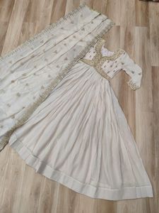 ชุดเดรสงานแต่งงานแบบ Anarkali สำหรับผู้หญิงรุ่นล่าสุด ตกแต่งด้วยผ้าจอร์เจตต์ลายดาว ประดับด้วยลูกปัดและงานปักดิ้นเลื่อม พร้อมผ้าคลุมไหล่ - Product Image 5