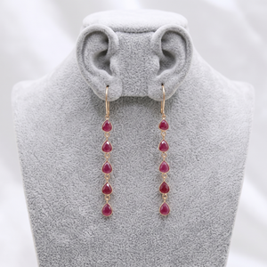 Pendientes colgantes lineales de oro amarillo de 18k con rubíes naturales en forma de pera y múltiples piedras engastadas al estilo bisel, de Memoria Jewels, al por mayor. - Product Image 4