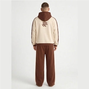 Conjunto Deportivo Minimalista en Tonos Tierra con Logotipo Personalizado para Hombre, Sudadera con Paneles en Contraste Marrón Crema y Pantalones Anchos de Felpa de Algodón Grueso - Product Image 2