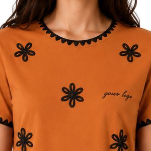 Camiseta de Mujer con Bordado Floral Naranja Quemado, Ribete en Contraste Negro, Cuello Redondo, Manga Corta, Estilo Casual, OEM ODM Personalizable - Product Image 5