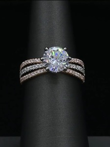 Anillo de Compromiso de Diamantes con Banda de Oro Rosa Blanco y Amarillo, Corte Redondo, Cultivado en Laboratorio, 2.00CT, Certificado IGI, Estilo Clásico de 14K para Mujer - Product Image 1